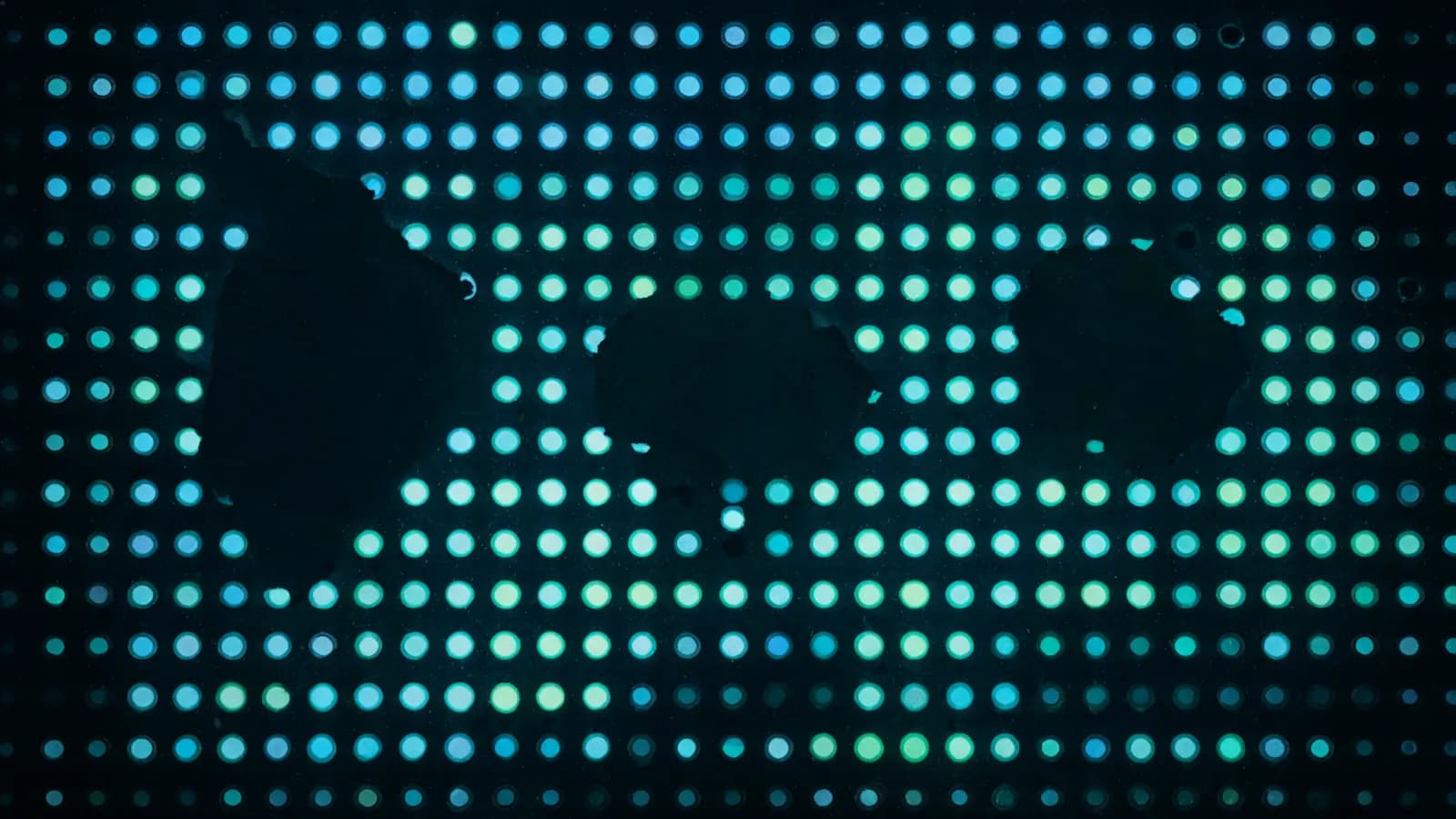 Abstrakte Datenvisualisierung: ein regelmäßiges Gitter aus Lichtpunkten mit deutlich sichtbaren Lücken und fehlenden Bereichen